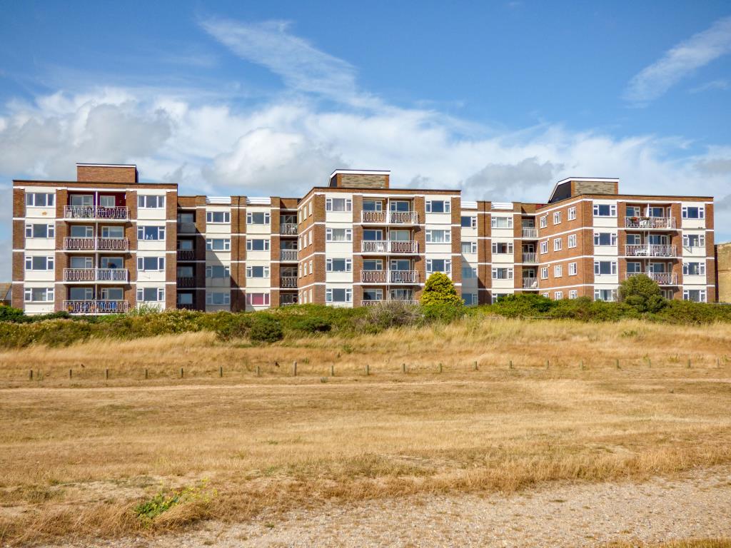 Lot: 126 - TWO-BEDROOM TOP FLOOR FLAT WITH UNINTERRUPTED SEA VIEWS - View taken from beach looking at Ward Court